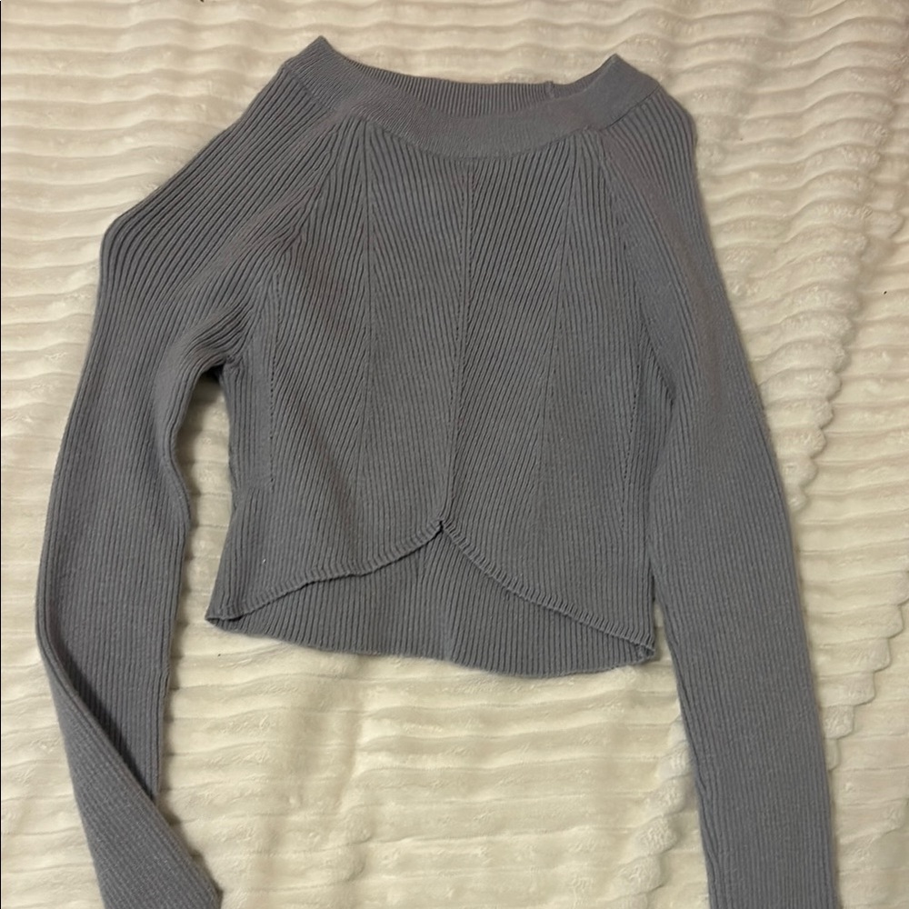 Gray Crew Neck Cropped Sweater with Long Sleeves